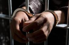 Tînăr reținut pentru lovire sau alte violențe și distrugere