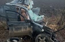 Accident mortal la Roma! Mașină despicată după impactul cu un copac - FOTO