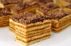 Prăjitură cu foi de miere umplute cu caramel