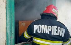 Trei familii trec prin clipe grele după ce casele în care locuiau au fost cuprinse de flăcări