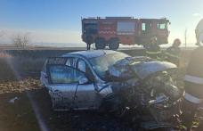 Accident la Brăești! O mașină a luat foc după ce a ieșit de pe carosabil și a izbit un copac - FOTO