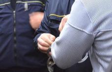 Tânăr reținut de polițiști după ce a fost depistat, de două ori, conducând fără permis