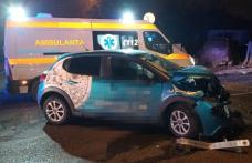 ACCIDENT! Două mașini s-au ciocnit, apoi una s-a proptit într-un gard. Ambii șoferi au fost răniți