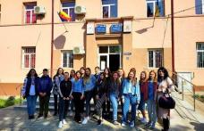 100 de elevi din Trușești învățați despre spiritul civic și drepturile cetățenești într-un proiect implementat de Fundația Corona și ADR Ceplenița