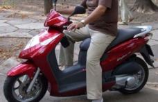 Depistat în timp ce conducea un moped neînmatriculat și fără permis