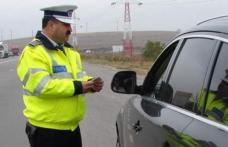 Șofer amendat după ce a fost depistat în mașină cu persoane luate „la ocazie”