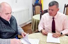 Drumul Măgura va fi asfaltat - primarul comunei Ibănești, Romică Magopeț a semnat contractul de realizare a lucrărilor!