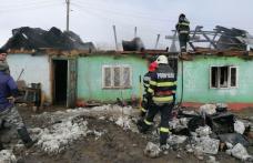 Anexa unei gospodării, distrusă de un incendiu puternic. Pompierii au intervenit mai bine de două ore