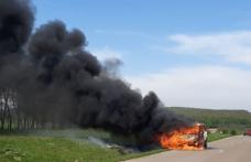 Microbuz cuprins de flăcări la ieșirea din localitatea Suharău spre Oroftiana