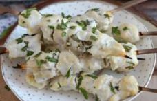 Frigărui de pui marinate în sos de iaurt și lămâie