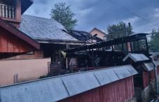 Acoperișul unei case și mai multe bunuri, distruse de un incendiu izbucnit seara trecută