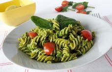 Salată de paste cu pesto de dovlecei, mozzarella și roșii uscate