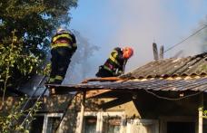 Bucătăria și acoperișul unei case din Cristinești cuprinse de un incendiu - FOTO