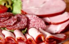 Studiu: Cancerul pândeşte în mezeluri şi în hrana fast-food