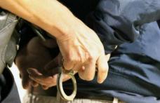 Tânăr de 19 ani arestat preventiv după ce a lovit și tâlhărit un prieten