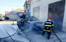 Mașină cuprinsă de flăcări la scurt timp după ce a fost parcat pe o stradă din Darabani