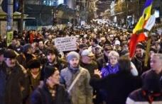 Zeci de răniţi şi distrugeri considerabile în urma protestelor de duminică seară