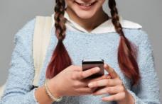 Elevii nu mai au voie cu telefonul mobil la ore. Profesorii pot să confiște smartphone-urile