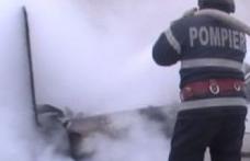 Maşină distrusă parţial într-un incendiu