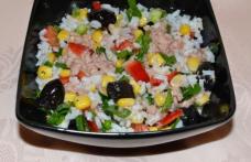 Salată mediteraneană de orez, ton și măsline