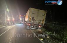 Un TIR plin cu cereale a „căzut” de pe carosabil la ieșirea din Dorohoi - FOTO