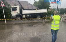 Accident la Dorohoi! Un camion scăpat de sub control s-a oprit într-o casă - FOTO