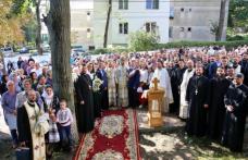 Centenar al Seminarului Dorohoi: Un preot dorohoian a fost hirotesit iconom stavrofor. Directorul Seminarului a primit „Crucea Moldavă”