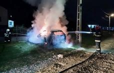 Mașină parcată în fața unei casei distrusă de un incendiu provocat - FOTO