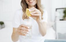 Beneficiile consumului de apă cu lămâie