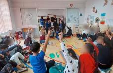 Întâlnire a jandarmilor cu tinerii de la Centrul social de zi pentru copii aflați în situație de risc social Botoșani