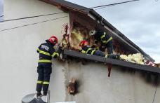 Incendiu violent la o casă din Havârna. Pompierii au intervenit aproape trei ore pentru stingerea acestuia