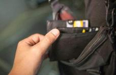 Femeie reținută pentru 24 de ore după ce a furat o borsetă dintr-un autoturism
