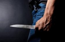 Botoșănean de 22 de ani reținut de polițiști pentru că a agresat și amenințat cu un cuțit un client al unui bar