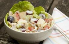 Salată cu mere Waldorf