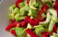 Salată cu avocado, tulpini de țelină și ardei