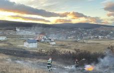 Incendii de vegetație în două localități din județ. Aproximativ zece hectare de vegetație uscată și stuf au ars violent