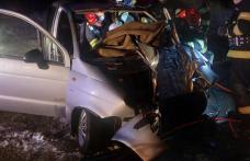 Un bărbat rămas încarcerat în urma unui accident a fost scos din mașină de pompieri - FOTO