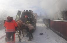 Femeie intoxicată cu fum, ajunsă la spital, după ce un incendiu i-a cuprins locuința - FOTO