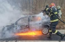 Mașină în flăcări după ce a fost implicată într-un accident rutier