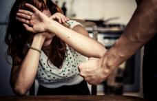Botoșănean evacuat din locuință și obligat de polițiști să păstreze distanța față de familia sa. Acesta și-ar fi agresat soția și copiii