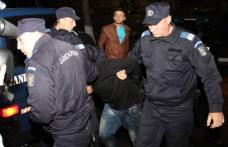 Șapte adolescenți luați la întrebări de jandarmi după ce au făcut scandal în fața Parchetului Botoșani