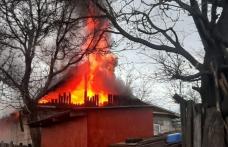 Familie din Oroftiana rămasă fără acoperiș deasupra capului în urma unui incendiu