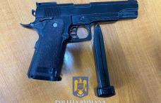 Tânăr amendat cu peste 7.000 de lei, pentru că a provocat scandal și avea asupra sa un pistol