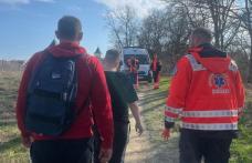 Un copil de 11 ani care își rupsese mâna, ajutat de un jandarm să ajungă la ambulanță 