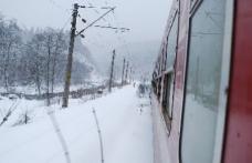 Exclusiv: Trenul Iași - Dorohoi, blocat în câmp de cinci ore
