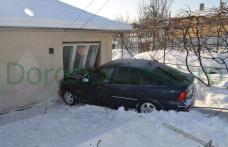 Dorohoi: Datorită alcoolului s-a proptit cu maşina într-o casă de pe strada Sf. Ioan Românul