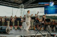 Curcubeul muzical încheiat de artiștii Ansamblului „Mugurelul-Mărgineanca” care au încântat publicul dorohoian în ciuda ploii - FOTO