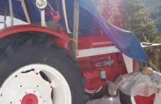 Hoţ ghinionist: a furat un tractor și a intrat cu el într-un cap de pod