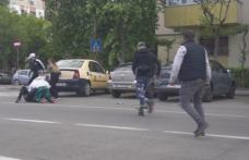 Doi tineri băuți bine, amendați după ce și-au împărțit pumni și picioare în plină stradă