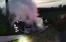 Tânăr rănit într-un accident rutier! Mașina a luat foc după impact - FOTO